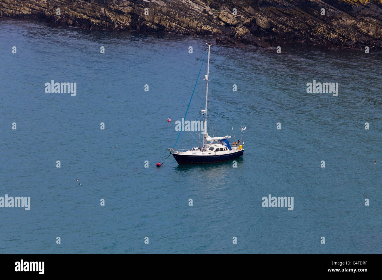 Ein Segelboot in der Skomer Island North Haven, Pembrokeshire, Wales verankert. Stockfoto