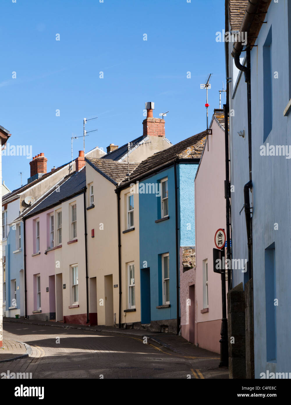 Eine Straße in Tenby Pembrokeshire mit bunt bemalten Häusern. Stockfoto