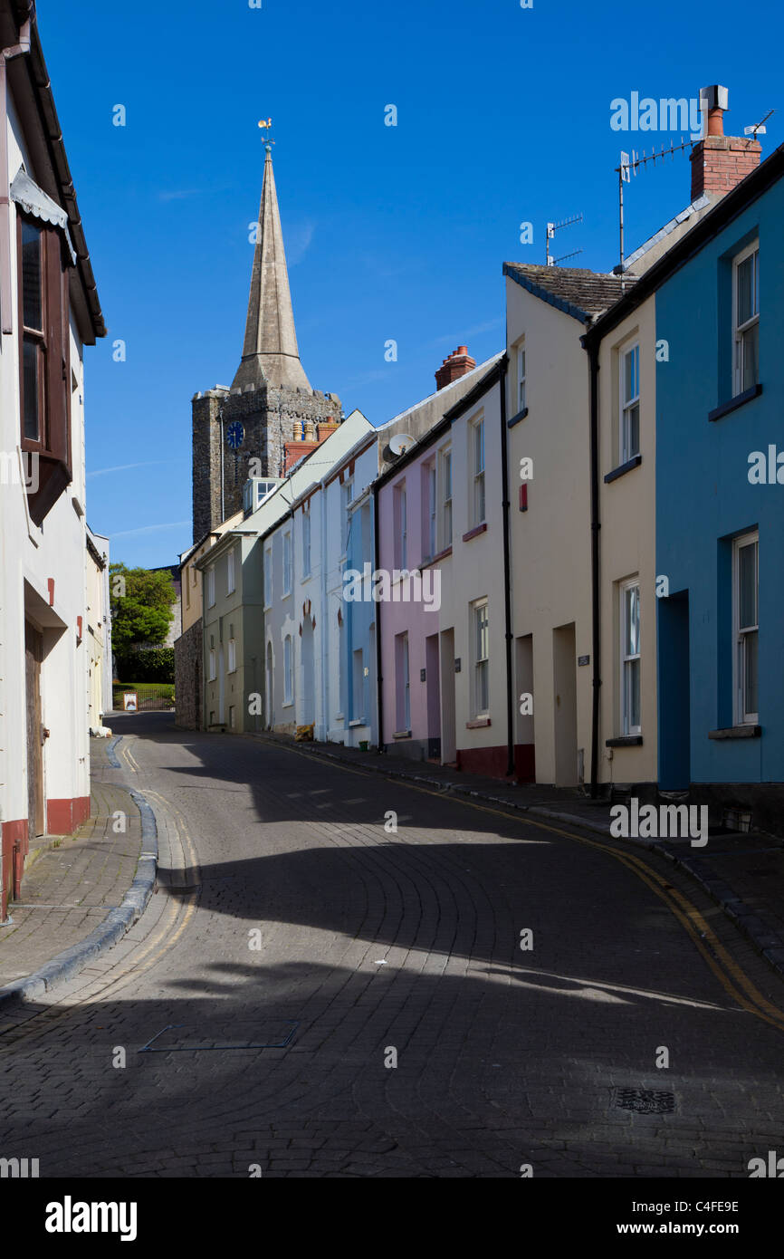 Eine Straße in Tenby Pembrokeshire mit bunt bemalten Häusern. Stockfoto