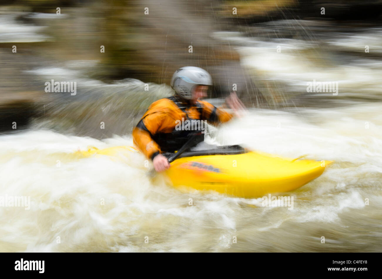 Kajakfahrer Callum Anderson auf der River Nevis, in der Nähe von Fort William, Schottland Stockfoto