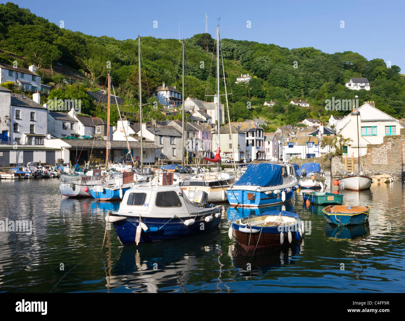 Boote und Cottages umgeben hübsche Hafen in dem Bild Postkarte Cornish Fischen Dorf von Polperro, Cornwall, England. Stockfoto