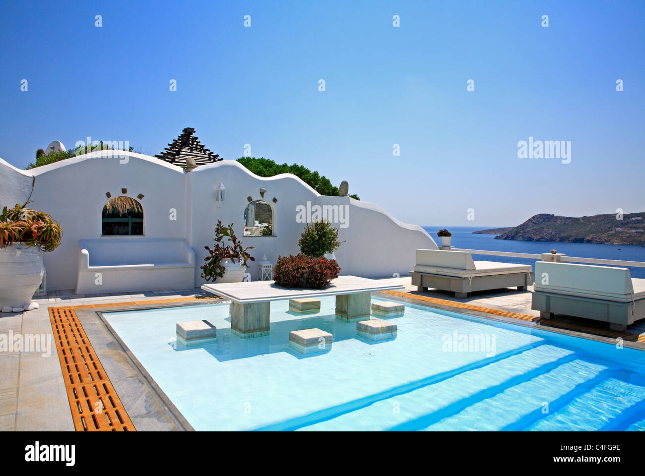 Der Pool im Greco Philia Boutique Hotel Elia Kykladen Insel Mykonos Griechenland EU Europäische Union Europa Stockfoto
