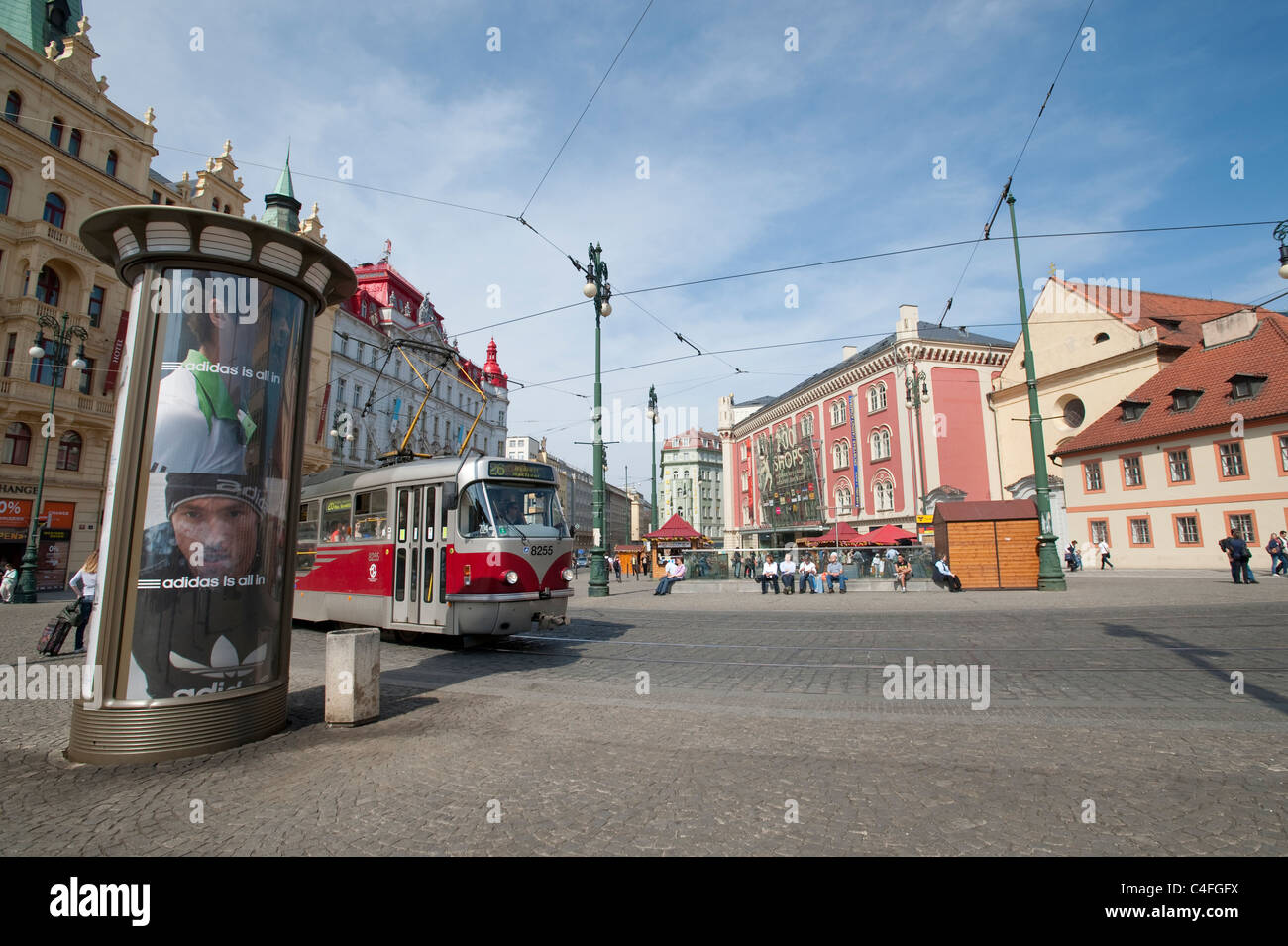 Ein Tatra T3 Typ Tram in Namesti Republiky, im Zentrum von Prag in der Tschechischen Republik Stockfoto