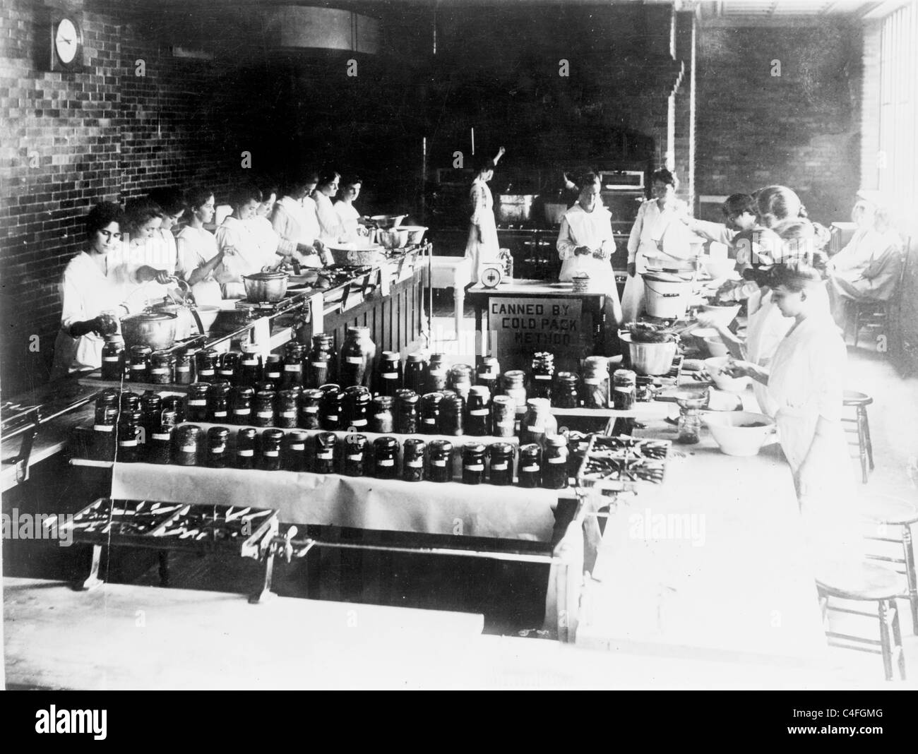 Frauen in canning Methoden tun Weltkrieg ausgebildet. Stockfoto
