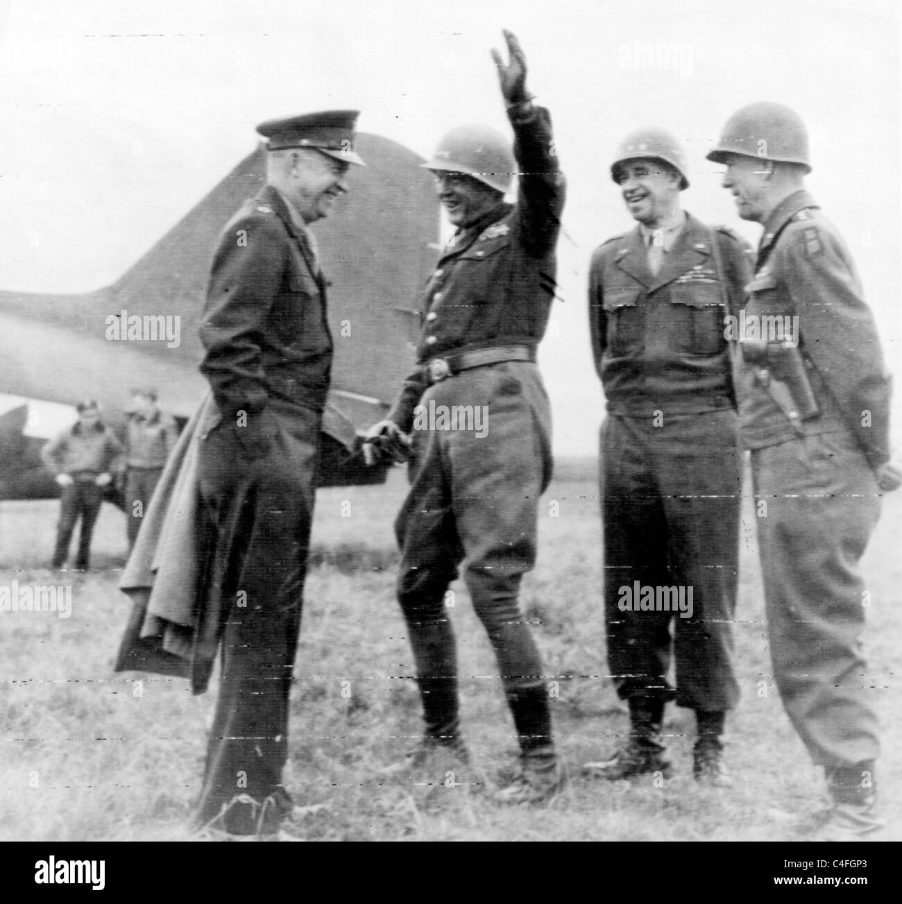 General Eisenhower Treffen mit Generälen Patton und Bradley Hodges auf einem Flugplatz irgendwo in Deutschland. 1945 Stockfoto