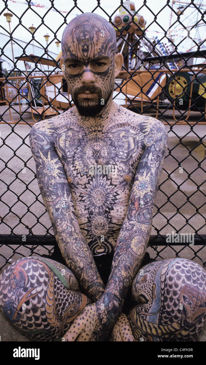 Mann mit Ganzkörper-tattoo Stockfoto