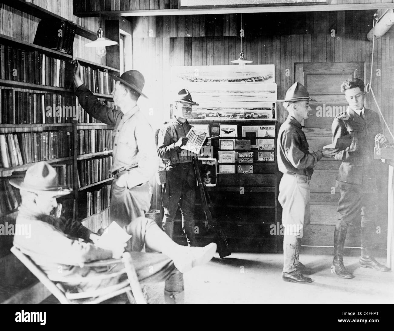 US-Soldaten im YMCA-Bibliothek Stockfoto