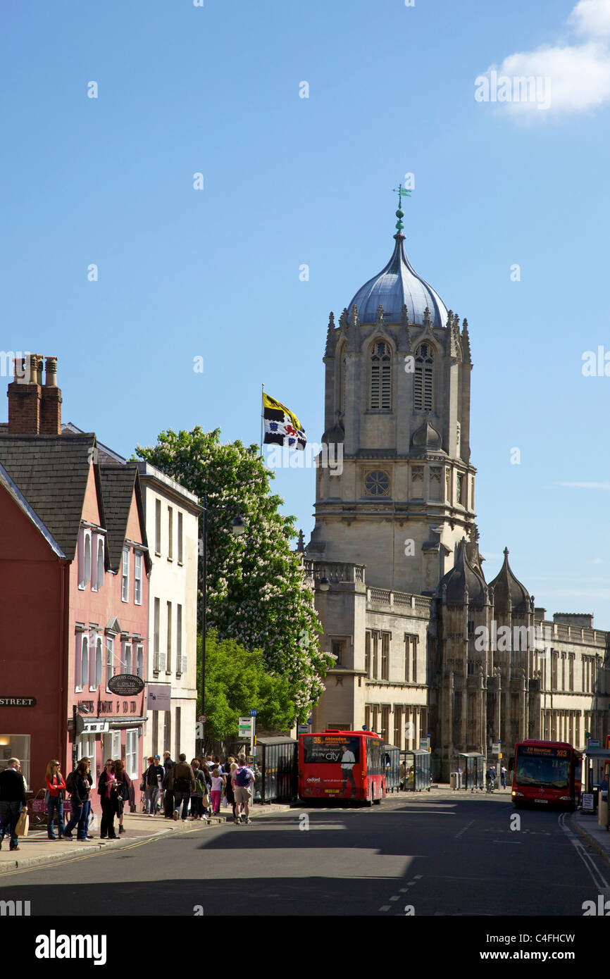 St. Aldate-Straße und Tom Tower, Christ Church College, Universität Oxford, Stadtzentrum von Oxford, Oxfordshire, England, Vereinigtes Königreich Stockfoto