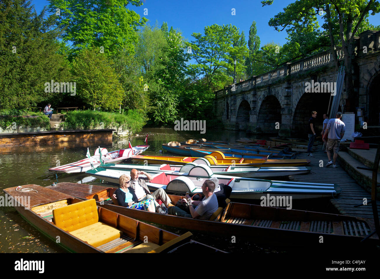 Stechkahn fahren unter Magdalen Brücke am Fluss Cherwell, Oxford, Oxfordshire, England, UK, Deutschland, GB, Großbritannien, Stockfoto