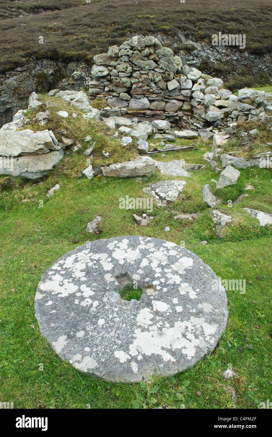 Mühlstein und Ruinen der 19. C. Shirva horizontale Mühle, Fair Isle, Shetland-Inseln, Schottland Stockfoto