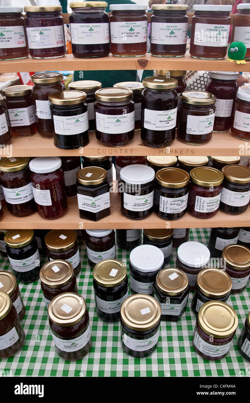 Auswahl der Gläser Marmelade und andere Konserven für den Verkauf an einen Landwirt Art Marktstand, auf einem Tisch und Holzregale Stockfoto