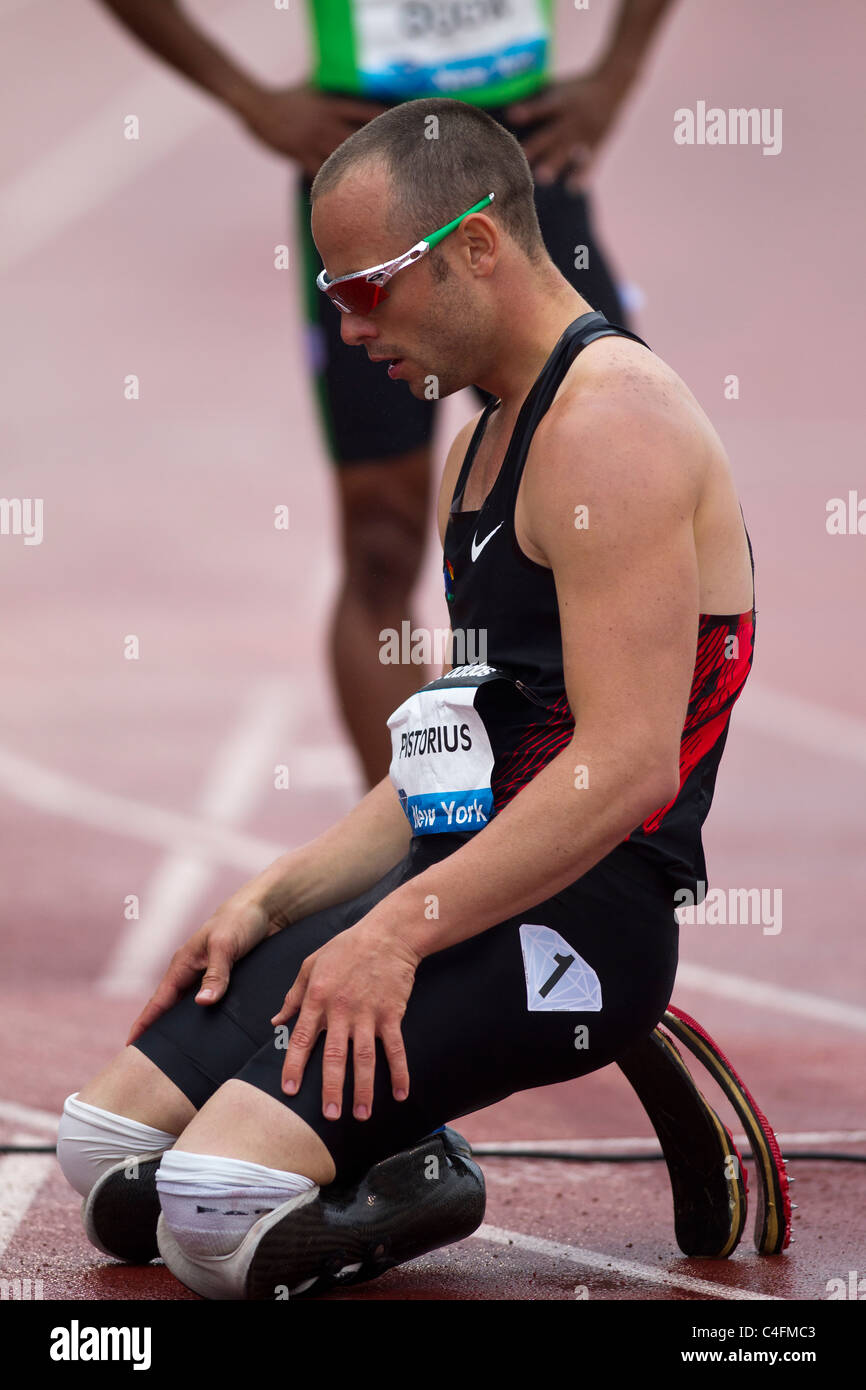 Oscar Pistorius (RSA) in einem 400-Meter-Rennen beim 2011 NYC Grand Prix Leichtathletik -Wettbewerb konkurrieren. Stockfoto