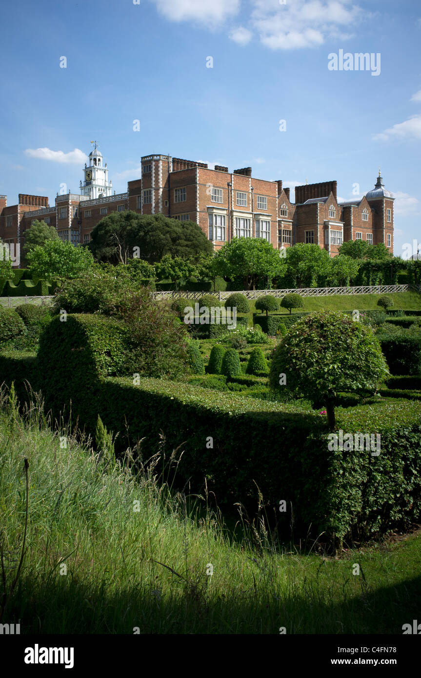 Hatfield House mit Knoten Garten im Vordergrund. Stockfoto