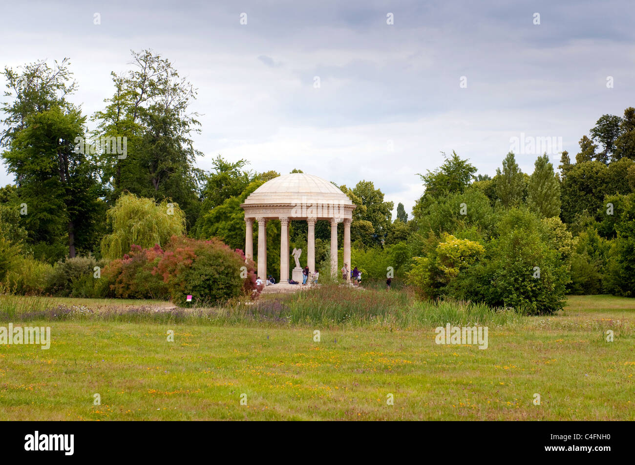 Viele Touristen besuchen den Tempel der Liebe im Schloss von Versailles, Paris, Frankreich. Stockfoto