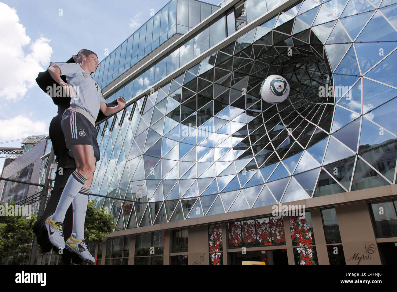 Werbung für FIFA womans World Cup Germany 2011 mit Birgit Prinz in der Stadt im Zentrum von Frankfurt am Main, Deutschland (26 Juni bis 17. Juli) Stockfoto