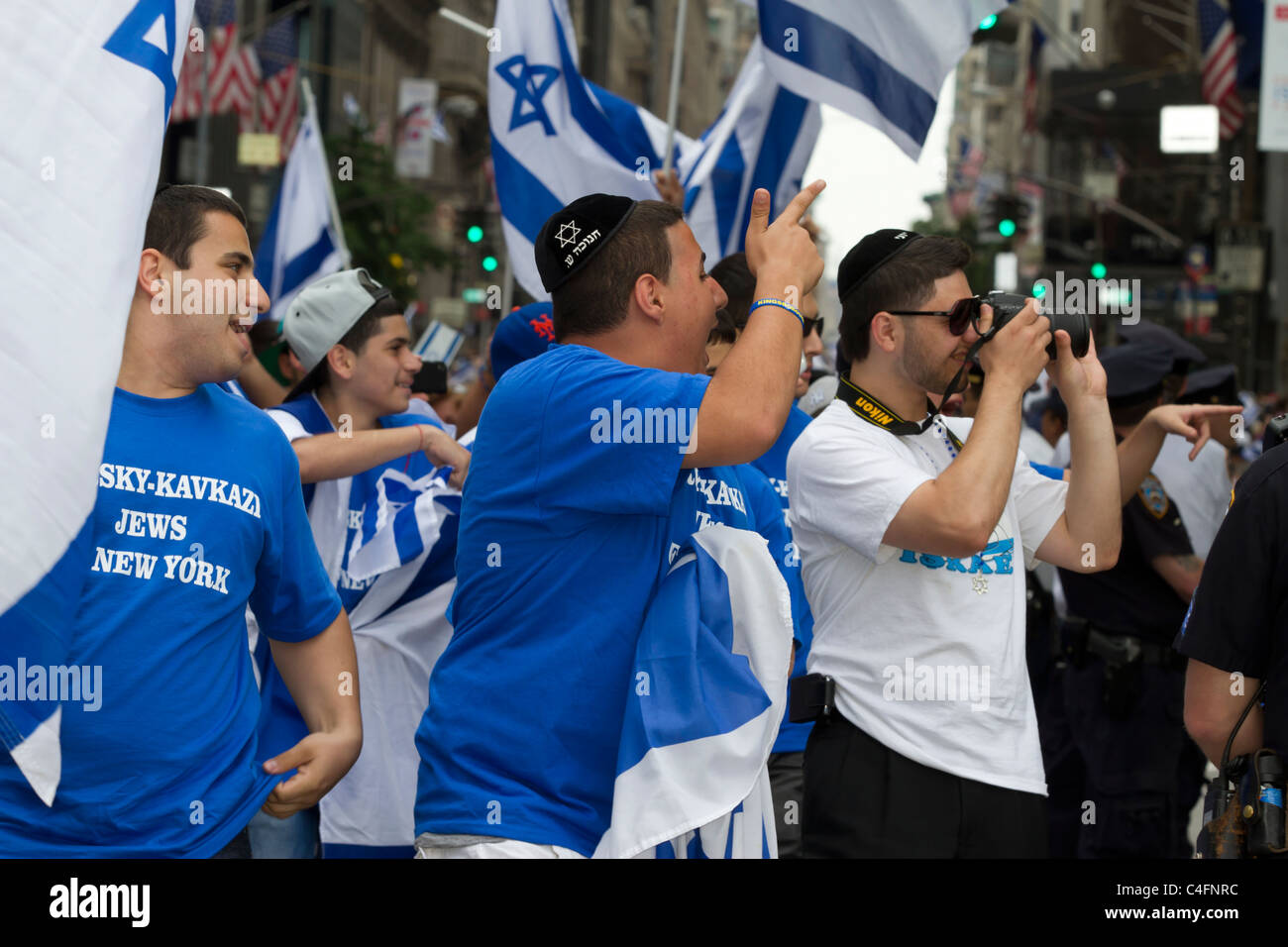 Pro-Israel-Demonstranten Zange anti-israelische Demonstranten bei der 2011 feiern Israel Parade auf der Fifth Avenue in New York City Stockfoto
