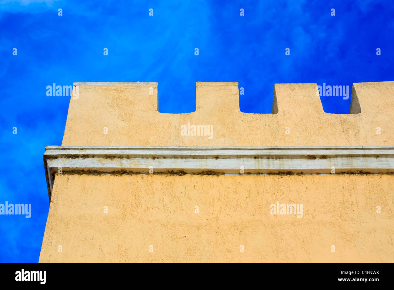 Typical Turmhaus Detail in Griechenland gegen blauen Himmel am Nachmittag Stockfoto