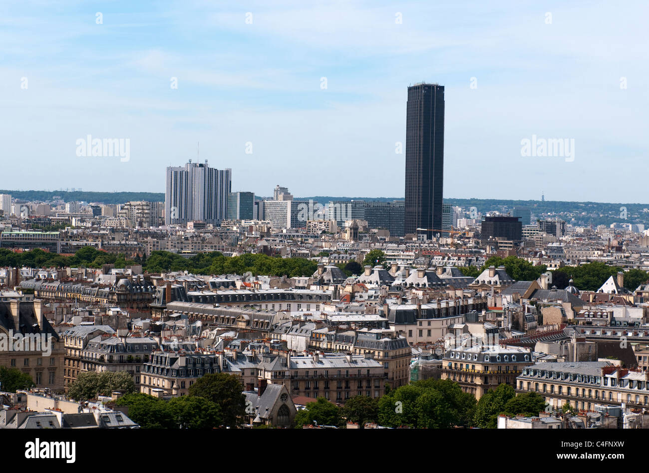 Panorama von Paris von Notre Dame. Montparnasse-Turm im Hintergrund. Frankreich Stockfoto