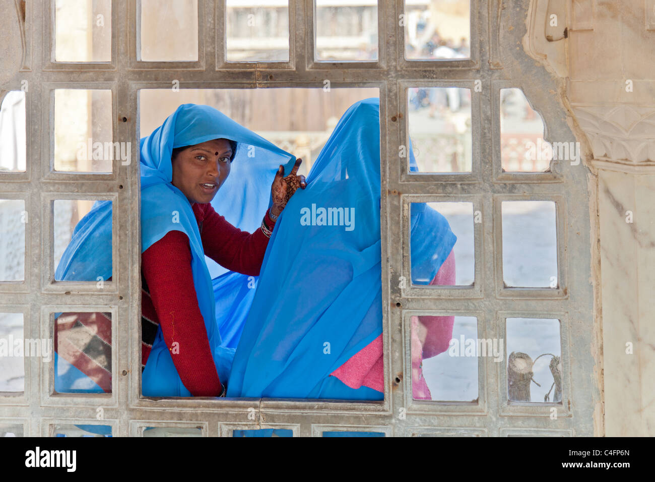 Zwei Damen in Rajasthan, Indien tragen blaue Schleier. Einer ist in die Kamera schaut, ist die andere wegsehen. Stockfoto