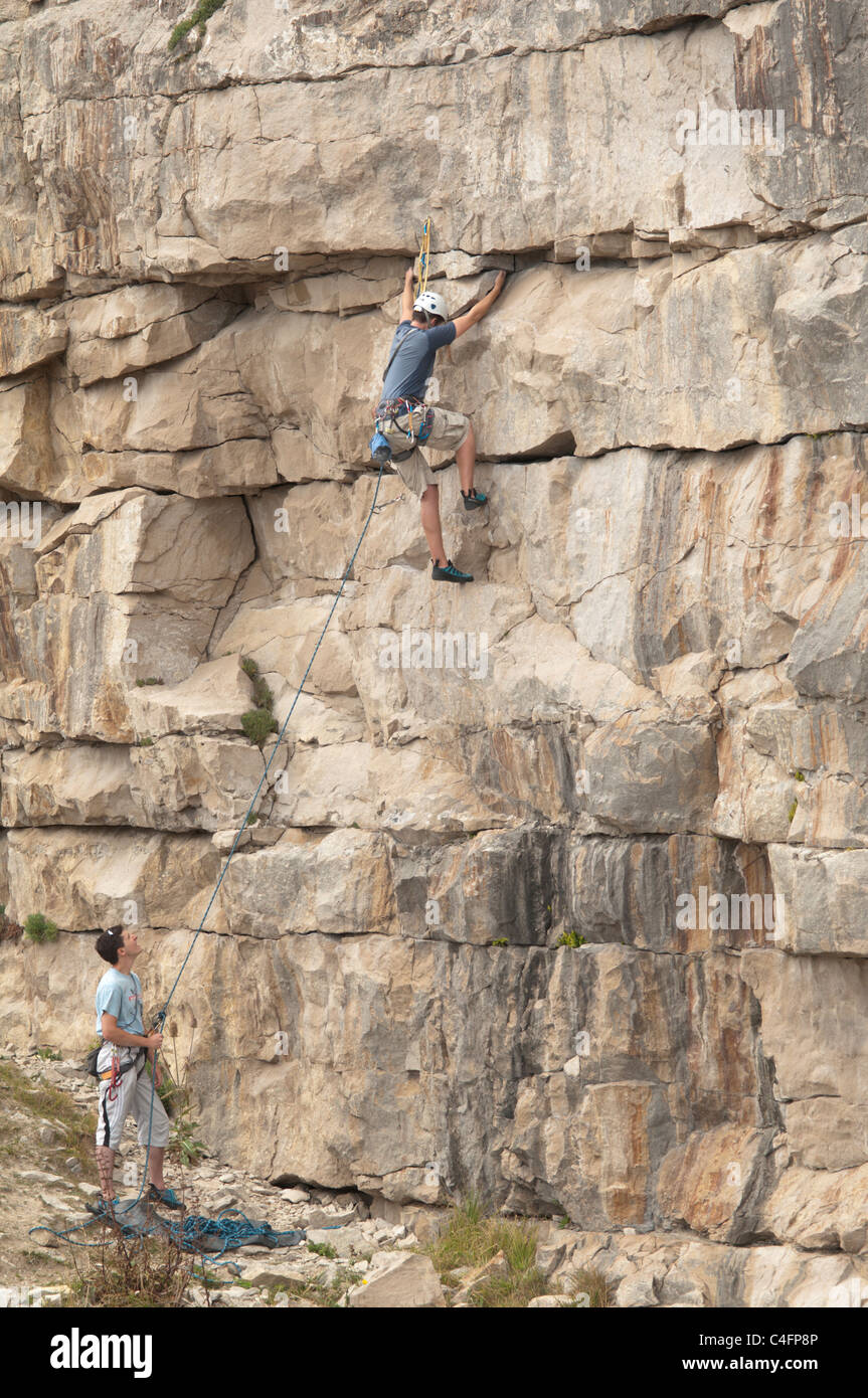 Dancing Ledge, Swanage, Dorset, Großbritannien. Juli. Bergsteigen und klettern. Stockfoto