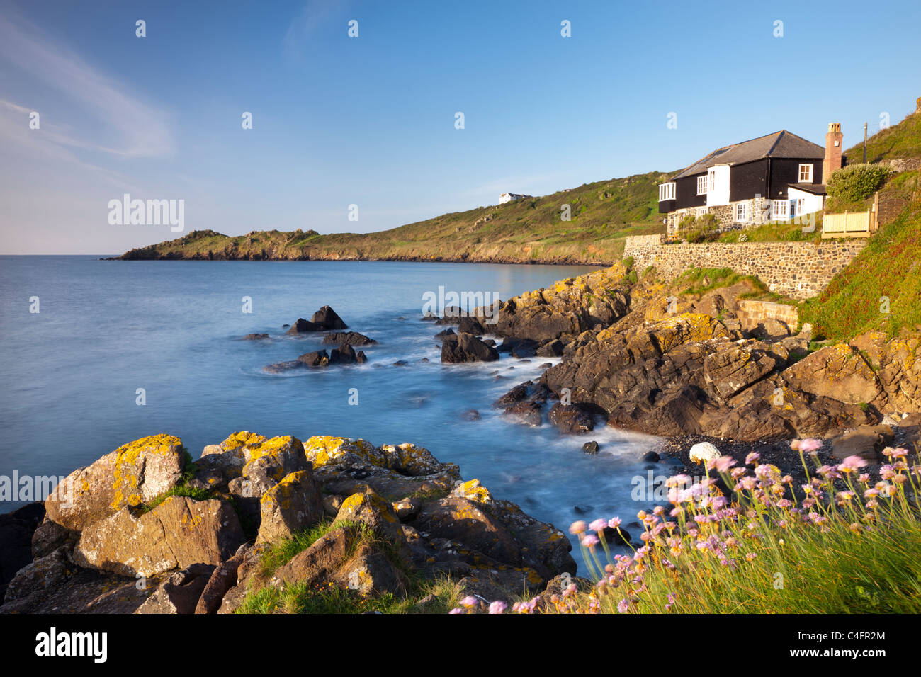 Blick über Perprean Bucht in Richtung Chynhalls Punkt von Coverack, Lizard Halbinsel, Dolor Punkt, Cornwall, England. Stockfoto