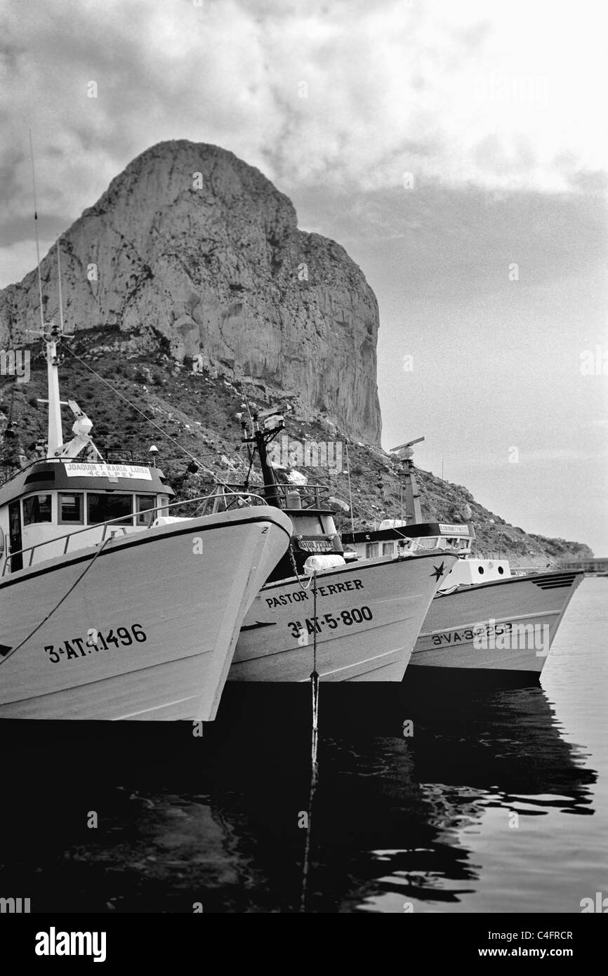 Fischtrawler in Penon de Ifach, Calpe. Stockfoto