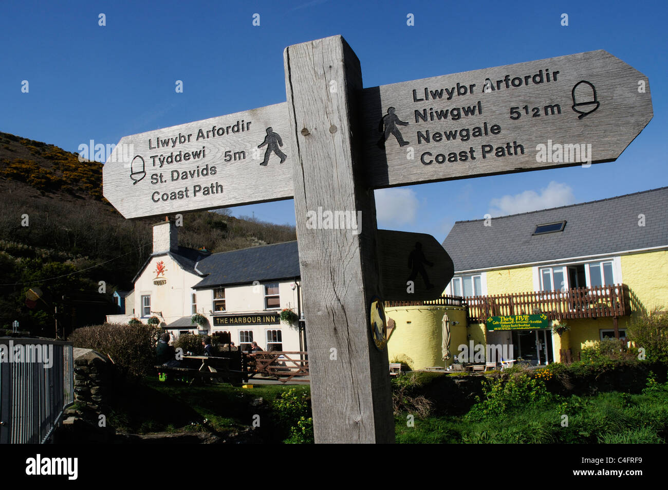 Ein Zeichen und ein Pub am Solva auf der Nationalpark Pembrokeshire Coast path Stockfoto