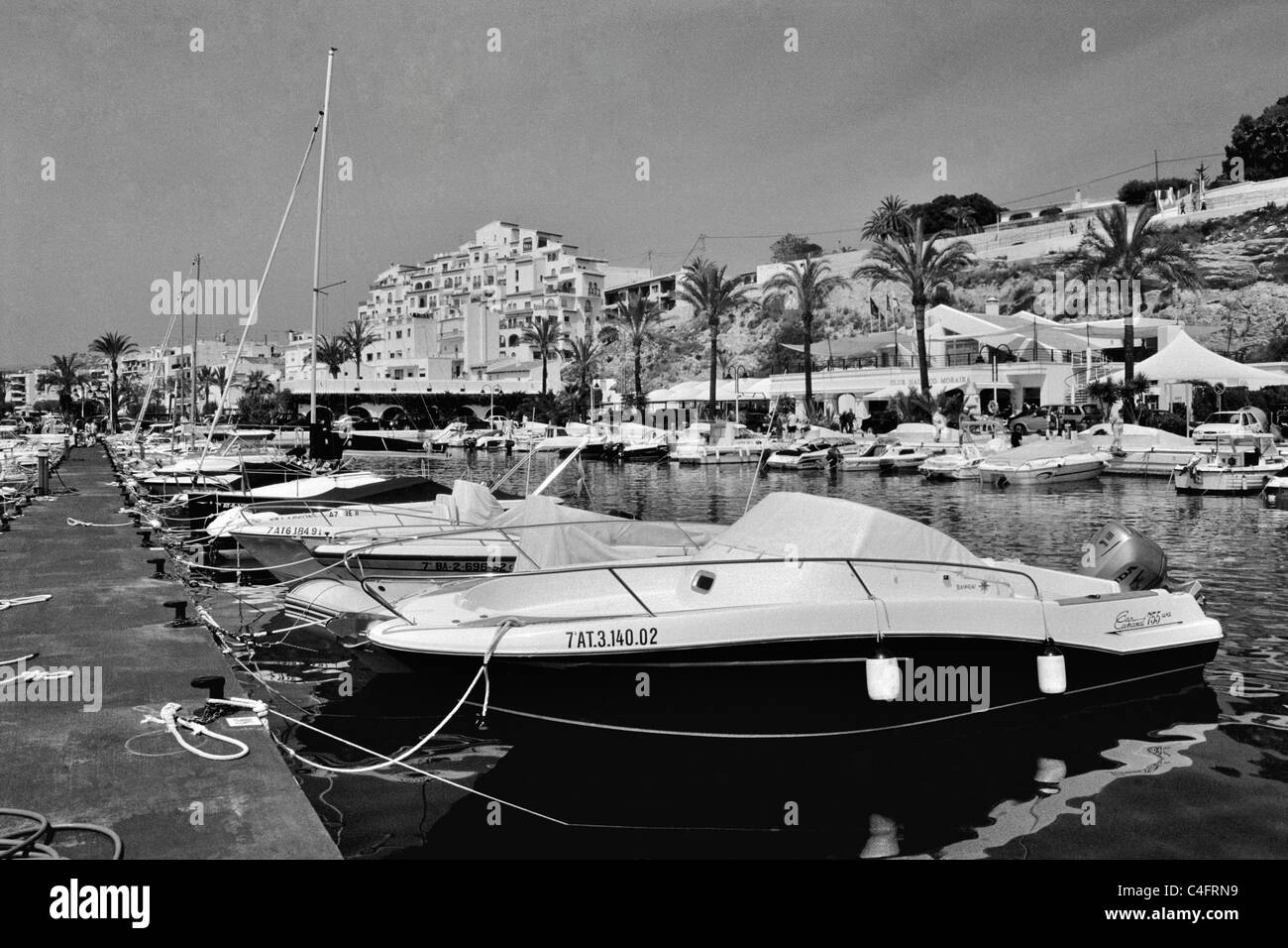 Motorboote in Moraira Marina festgemacht. Stockfoto