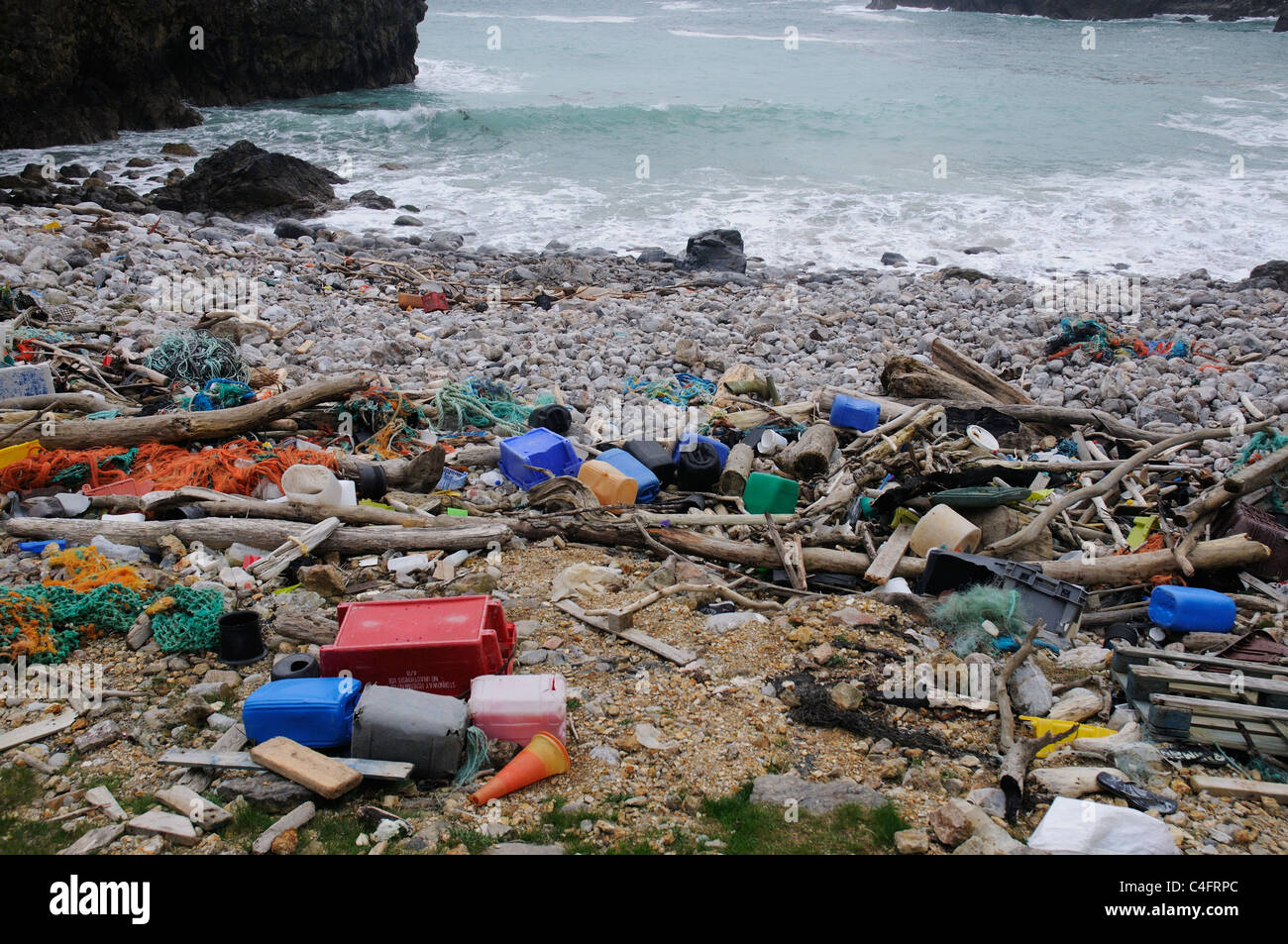 Müll angespült an einem Strand in Wales Stockfoto