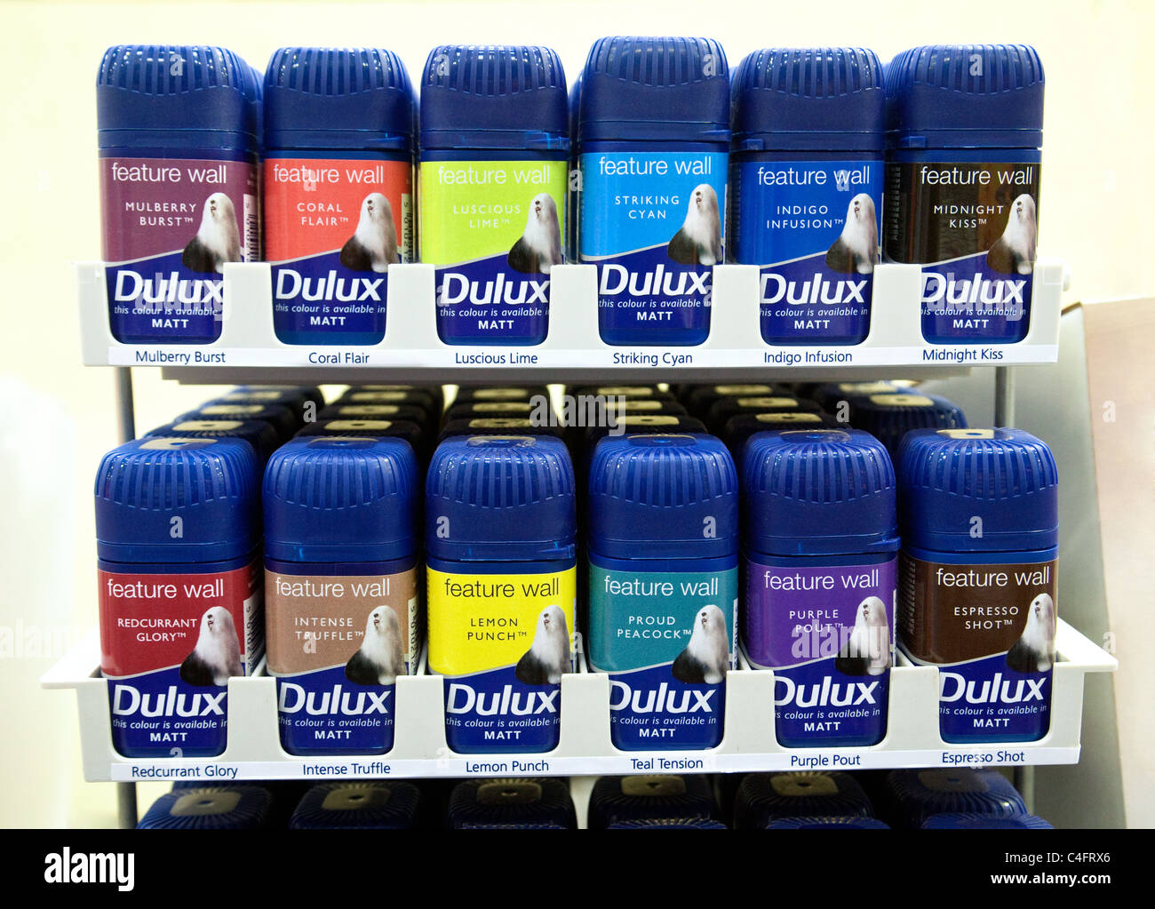 Matchpots Dulux Farbe zu verkaufen, UK Stockfoto