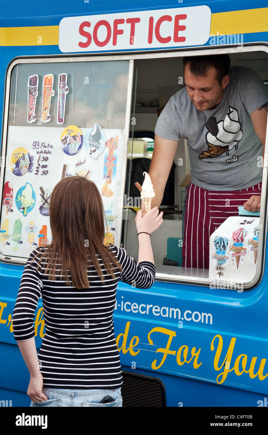 Ein Teenager, der Eis von einem Eiswagen kauft, Newmarket Suffolk UK Stockfoto