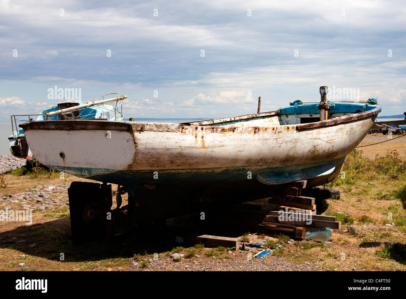 altes Boot saß auf Holz auf Minehead Meer Hafen Stockfoto