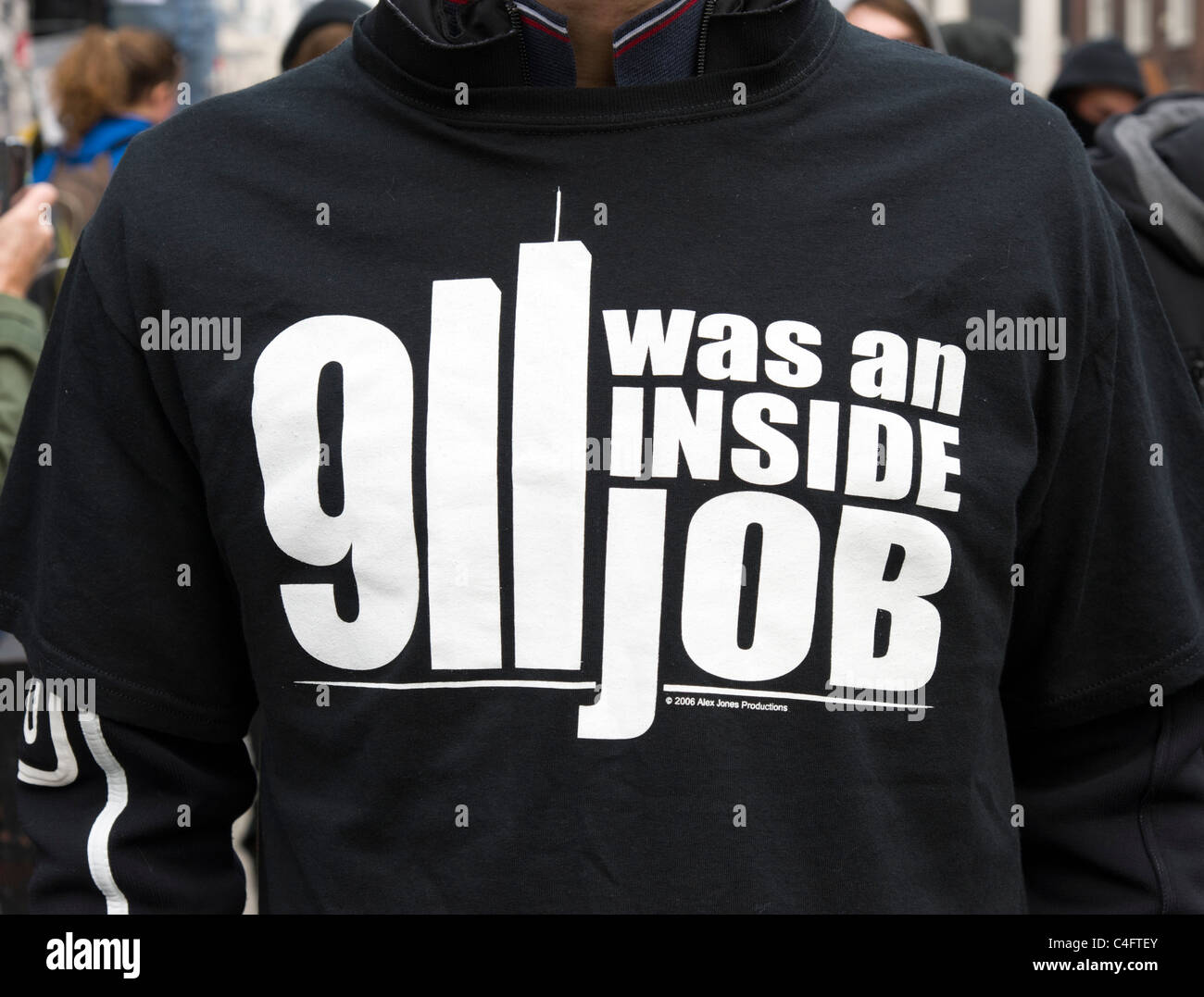 Verschwörungstheorie, dass der Terroranschlag von 9-11 ein Insider-Job war, gedruckt auf einem T-Shirt von Alex Jones, das bei einer Demonstration in London, Großbritannien, getragen wurde Stockfoto