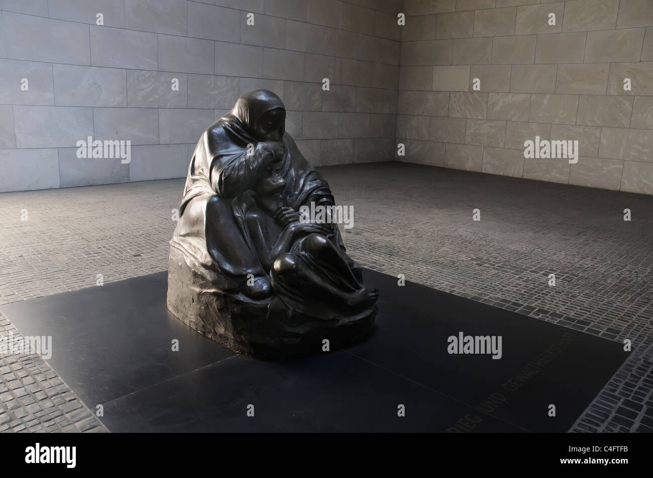 Die Skulptur "Mutter mit ihren toten Sohn" in der neuen Wache in Berlin, Deutschland Stockfoto