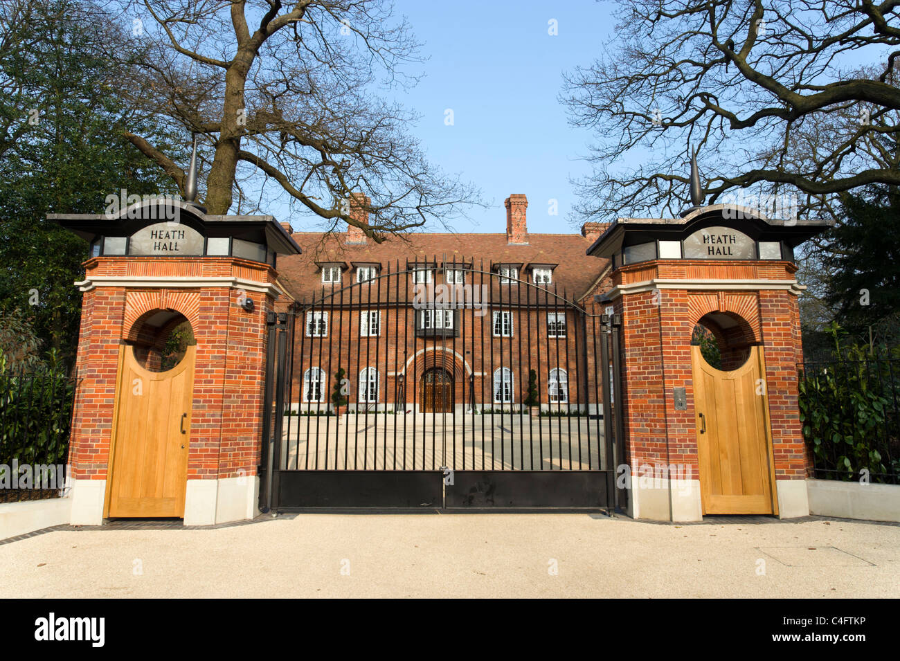 Heide-Halle hinter Toren auf Bischöfe Avenue, London, UK Stockfoto