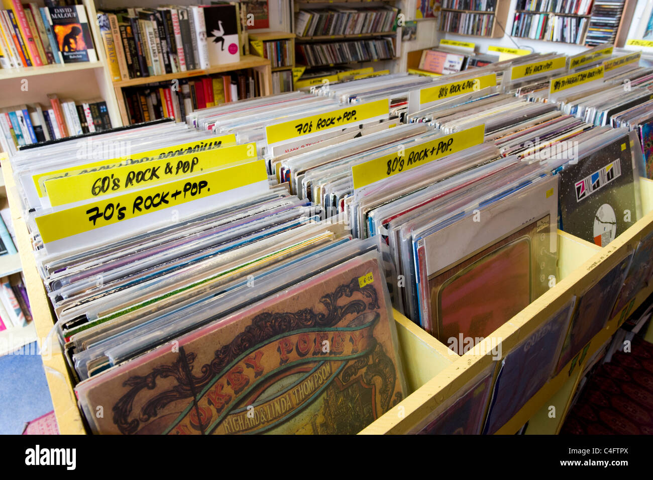 Diverse gebrauchte Schallplatten im Shop, London, UK Stockfoto