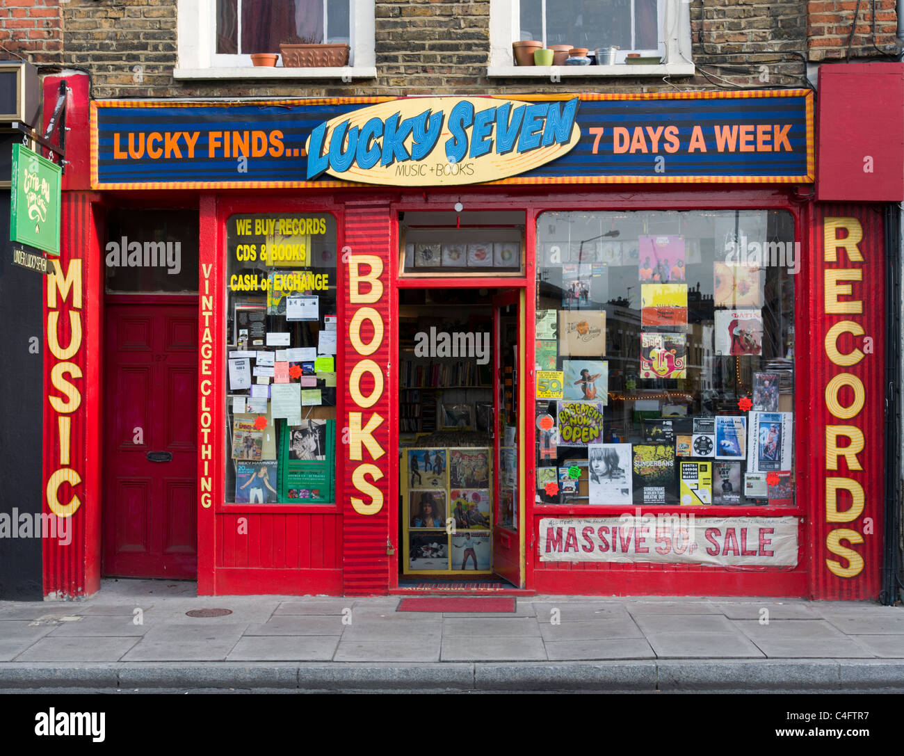 Gebrauchte Bücher und Unterlagen im kleinen unabhängigen Shop auf Stoke Newington Church Street, Hackney, London, UK Stockfoto