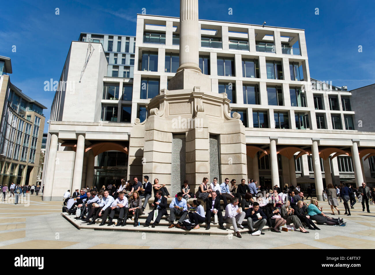 Stadt Büroangestellte am Mittag brechen in Paternoster Square, London, UK Stockfoto