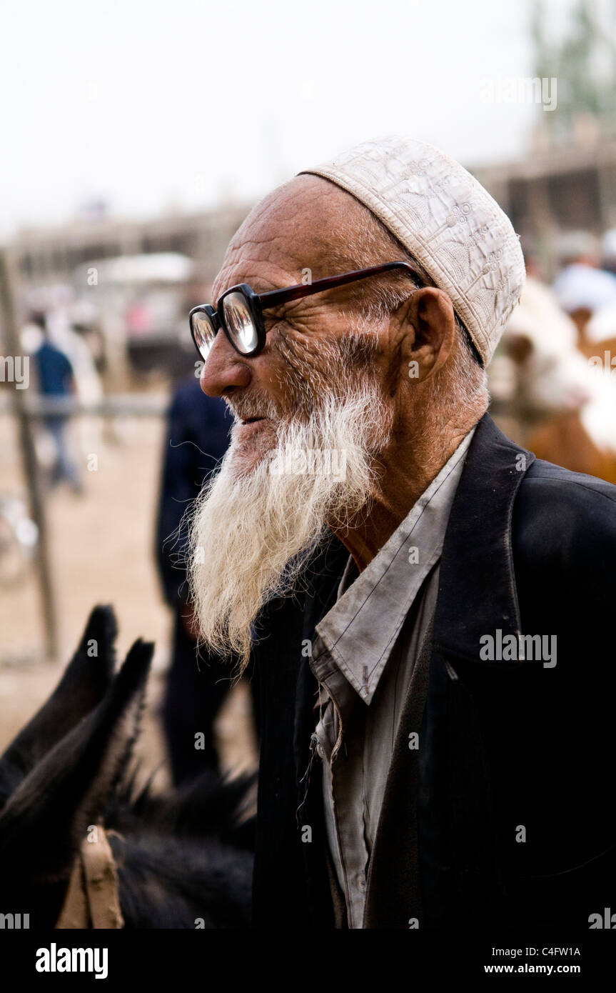 Porträt eines Uighur Mannes genommen in den bunten Sonntagsmarkt in Kashgar. Stockfoto