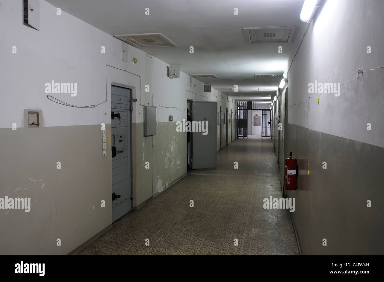 Gänge und Zellen im Hohenschonhausen Gefängnis in Ostberlin, Deutschland Stockfoto