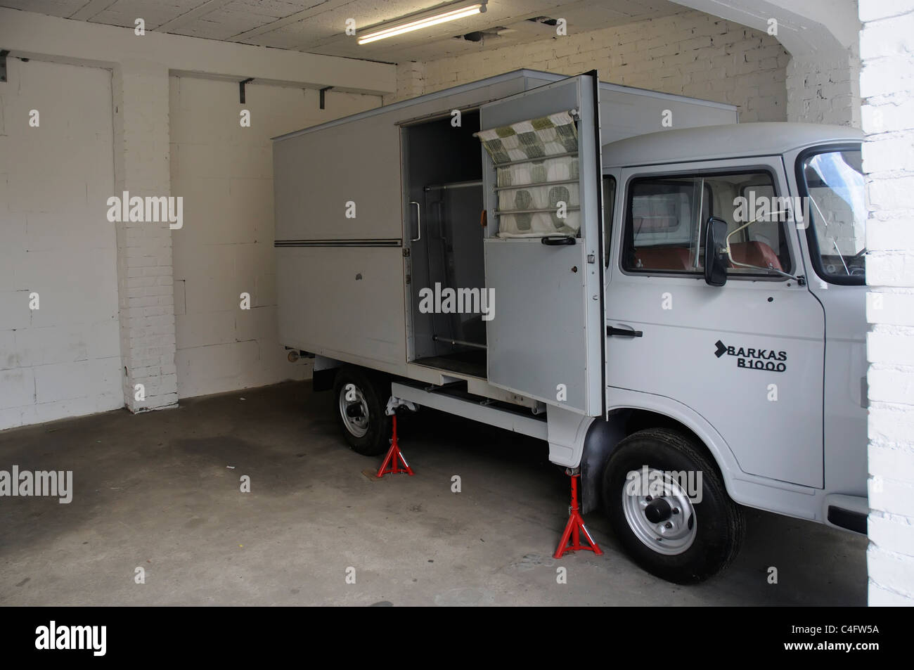 Ein Gefangener Lieferwagen im Hohenschonhausen Gefängnis in Ost-Berlin Stockfoto