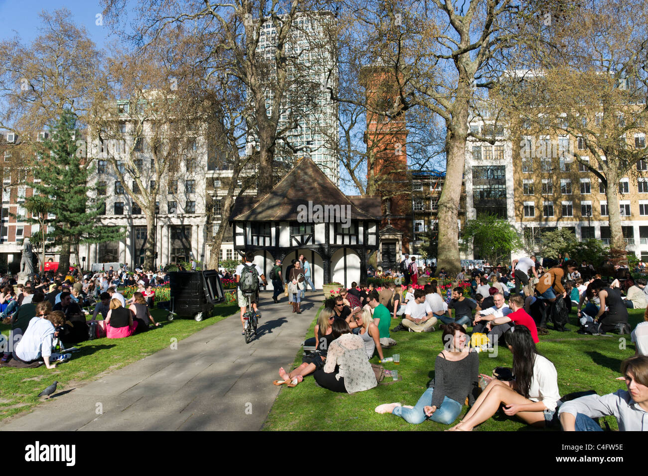 Menschen in Soho Square, London, UK Stockfoto