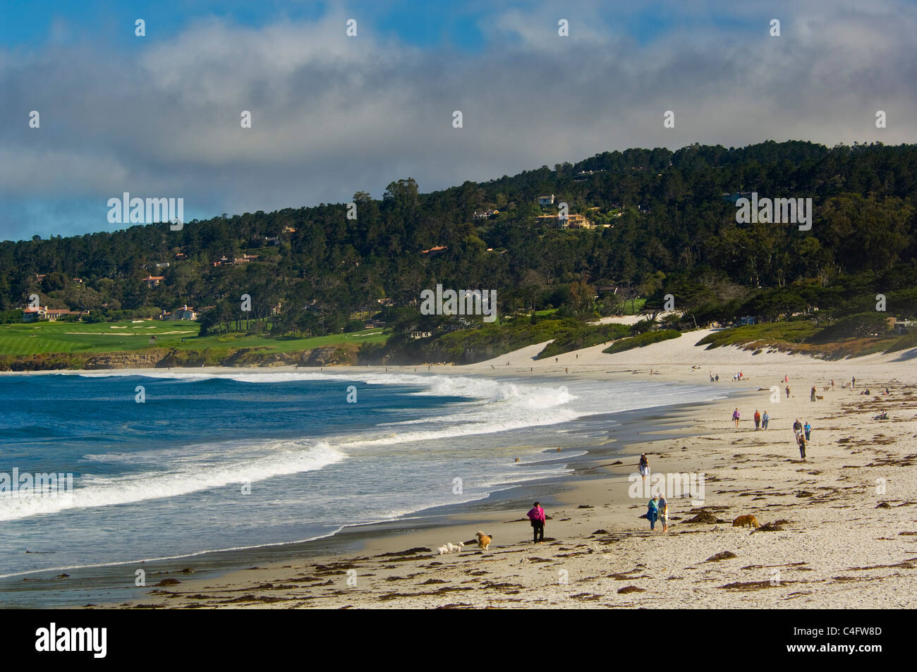 Passanten am weißen Sandstrand in Carmel Beach, Carmel, Monterey Peninsula, Kalifornien Stockfoto