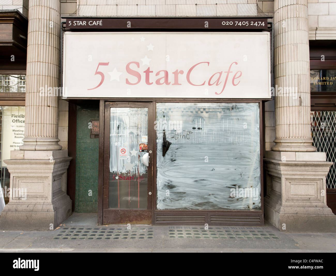 Café, das aus dem Geschäft, London, UK gegangen ist geschlossen Stockfoto