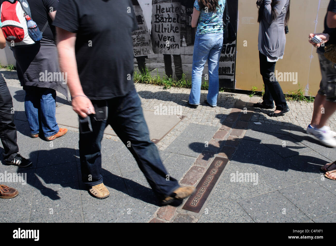 Menschen, die die Trennungslinie, die markiert die Berliner Mauer in Berlin, Deutschland Stockfoto