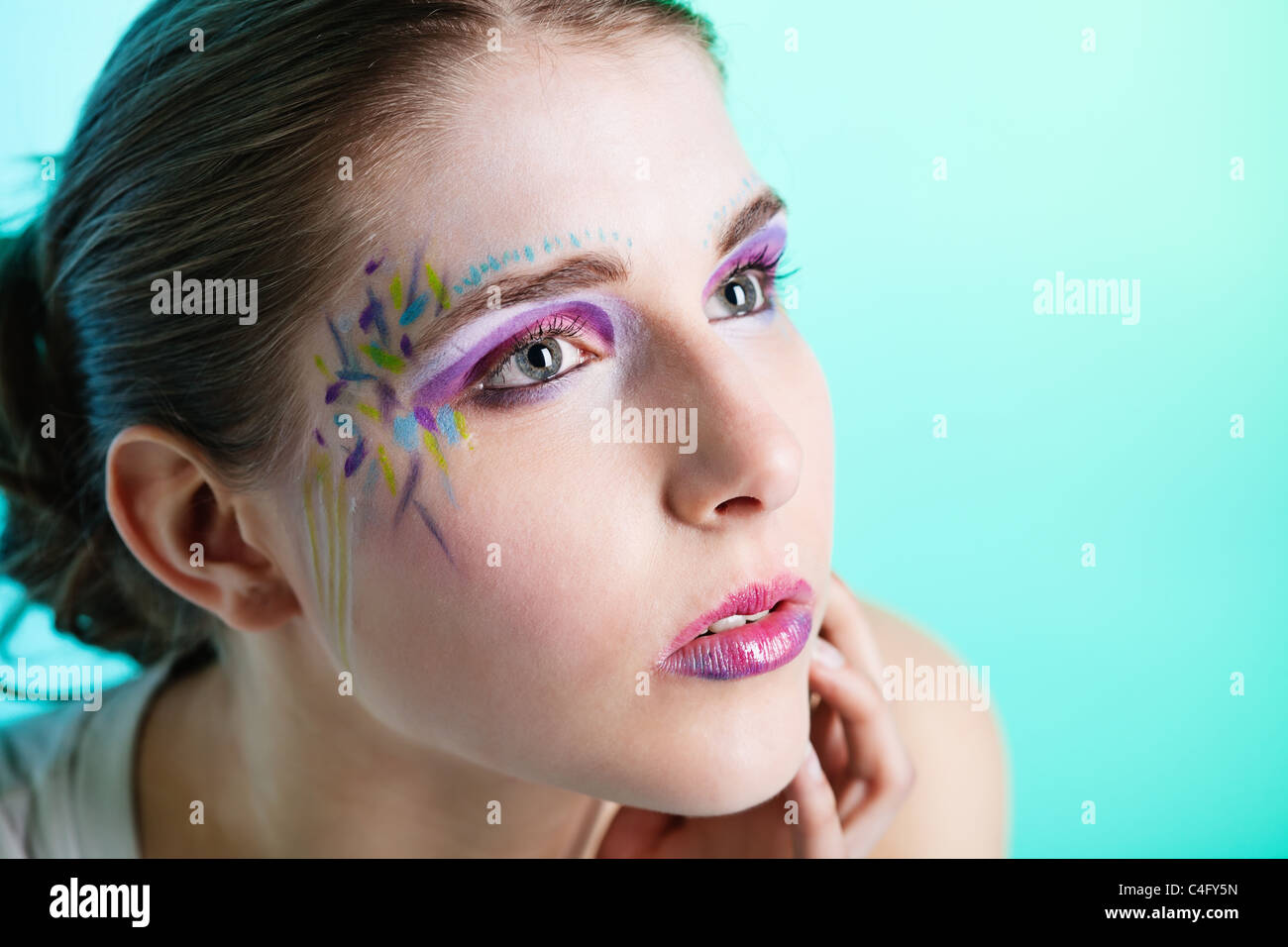 Closeup Portrait einer hübschen jungen Frau mit Gesicht Kunst Stockfoto