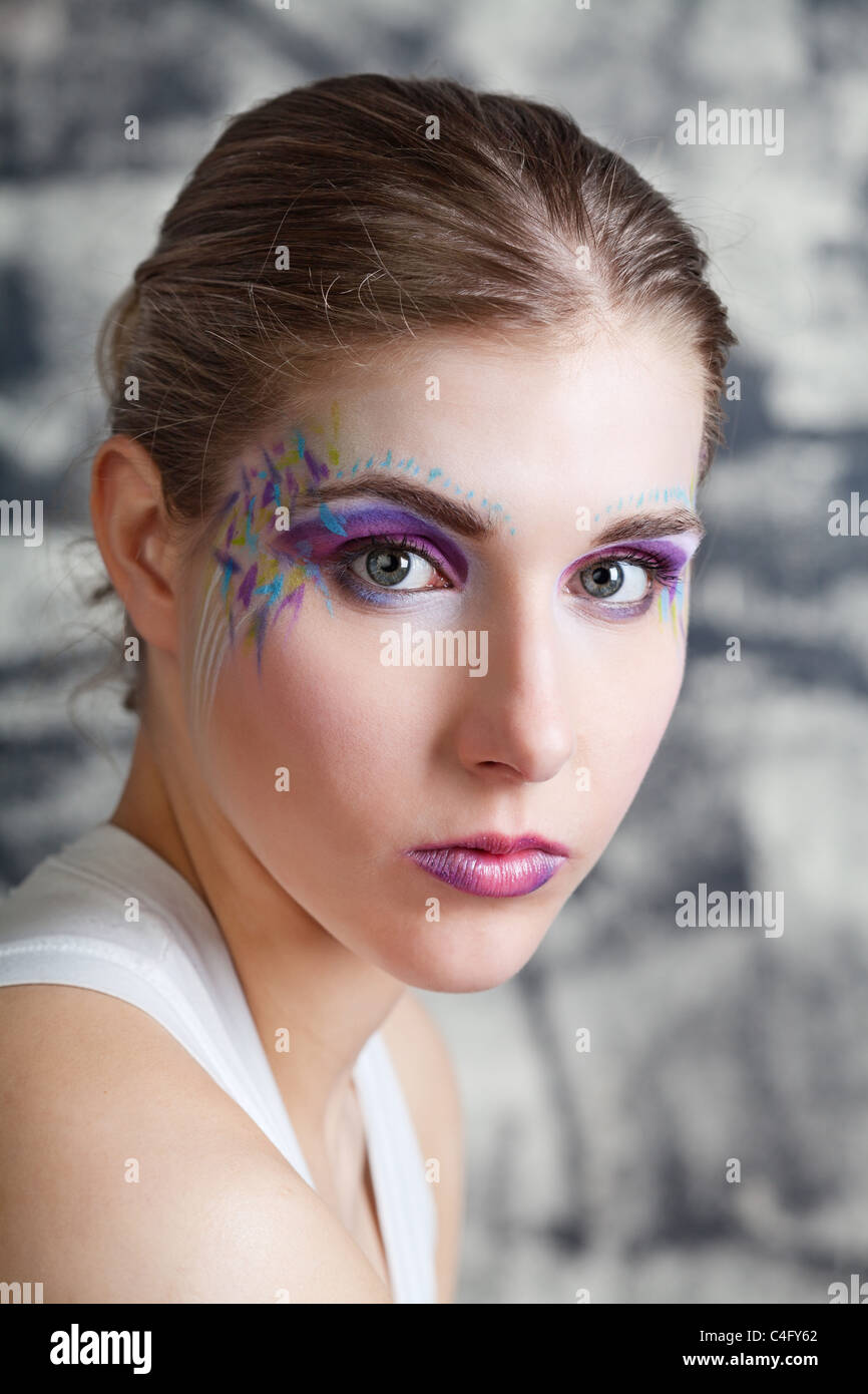 Porträt einer hübschen jungen Frau mit Gesicht Kunst Stockfoto
