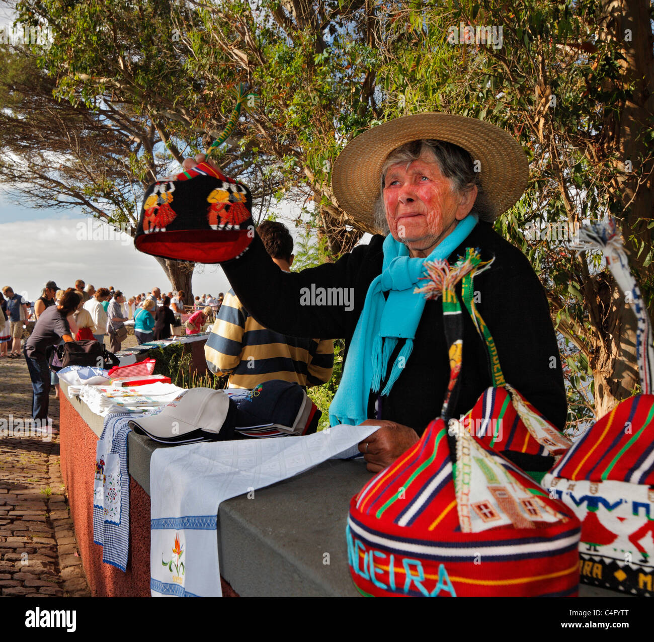 Ältere Frau mit Souvenirs für Touristen. Stockfoto