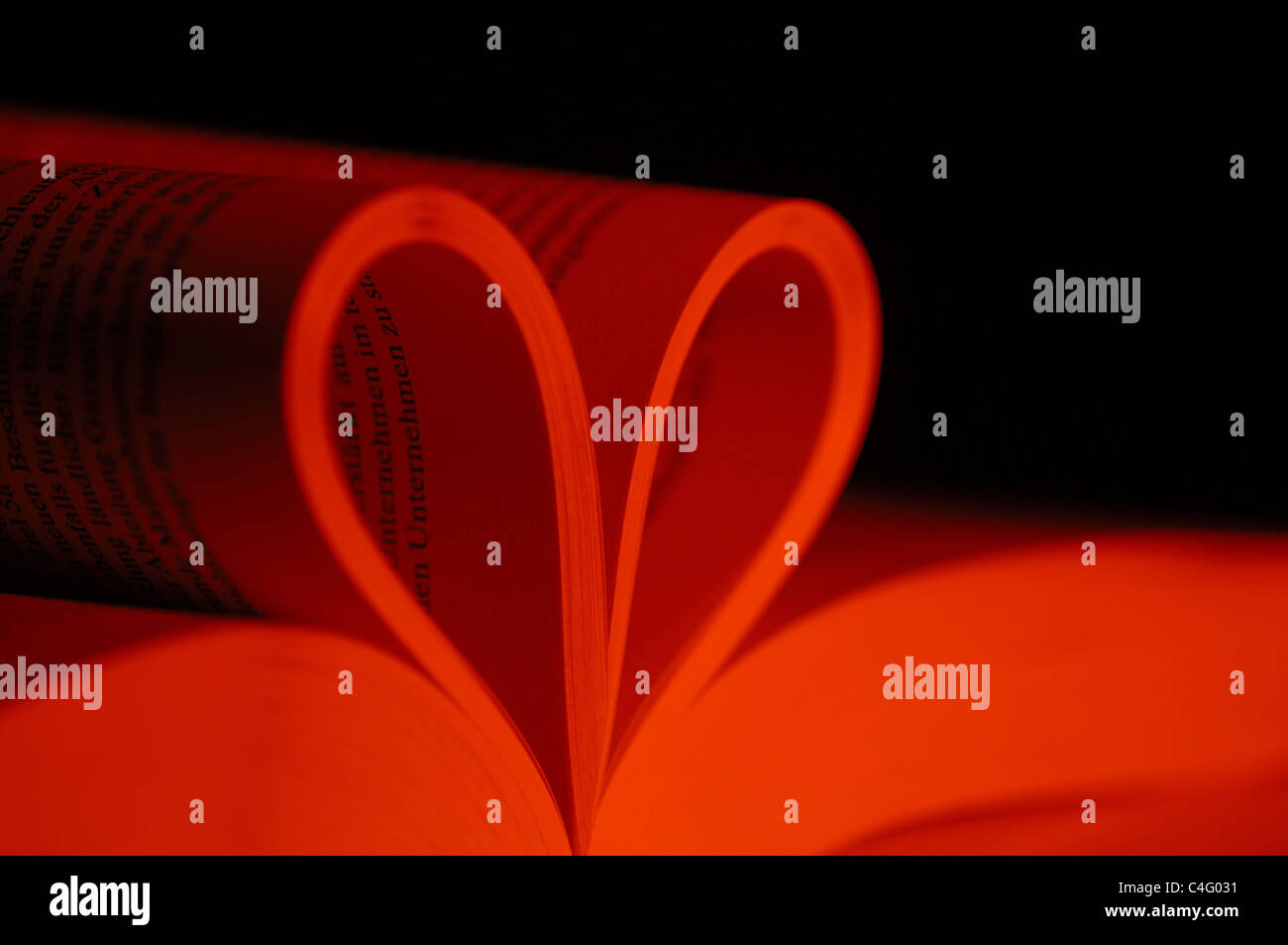 Herzförmige Seiten Eines Buches in Rotem Licht. Stockfoto