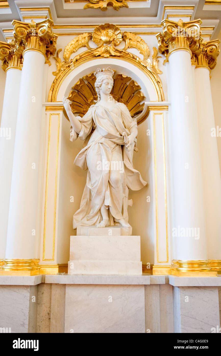 Russland, St. Petersburg, Eremitage Museum Winterpalast, 1762 Bartolomeo Rastrelli Haupttreppe im weißen & gold Detail statue Stockfoto